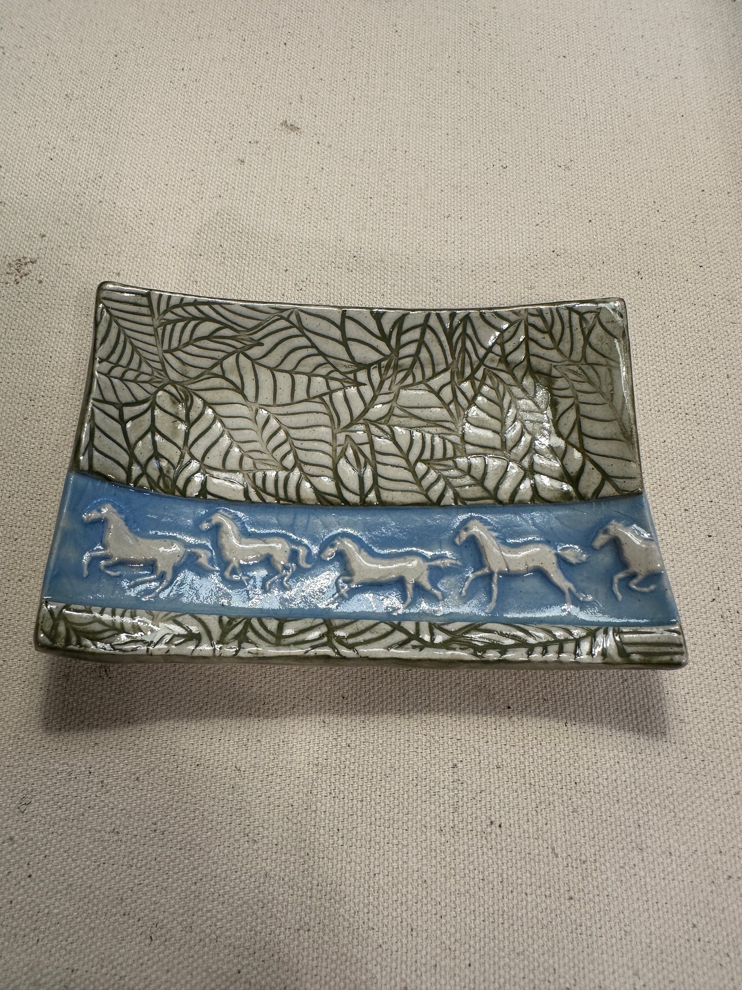 Running horses soap dish